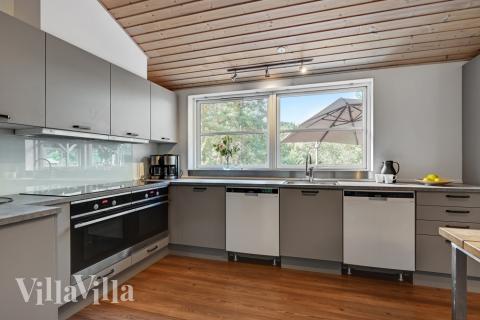 Køkkenet i luksushus nr. 247 er udstyrret, så I let kan lave mad til 20 personer.