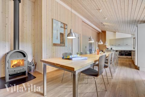 I kan sagtens side 20 personer sammen i sommerhusets opholdsrum, når I besøger luksushus 247 i Østjylland.