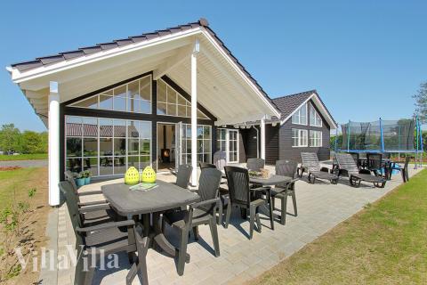 Udenfor kan man sole sig i gode havemøbler, eller grille på den store terrasse. De mindste kan fortsætte legen i gyngerne og sandkassen