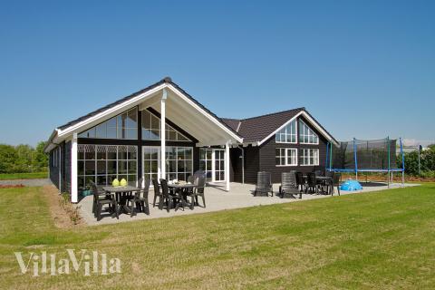 Dette dejlige luksussommerhus til 14 personer i Saksild byder på en unik ferieoplevelse i et område fyldt med aktiviteter og seværdigheder
