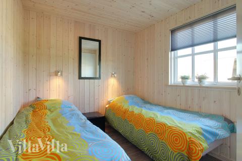 Soveværelserne er alle lyst indrettede med dobbelt- eller enkeltsenge og indbygningsskabe