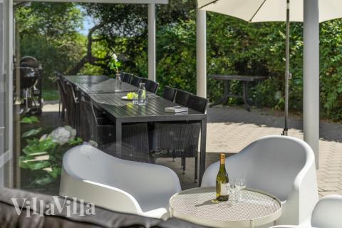 Dette eksklusive luksussommerhus er opført i et eftertragtet sommerhusområde tæt ved den brede sandstrand og den charmerende sommerby Tisvildeleje