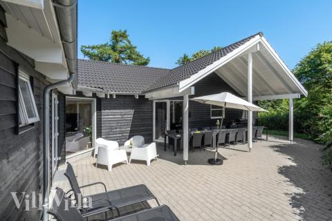 Luksushus nr. 277 har en dejlig terrasse med gode havemøbler til 16 personer.