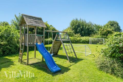 I det attraktive aktivitesrum i luksushus nr. 277 i Nordsjælland  er der masser af udendørs aktiviteter, f.eks. legetårn og gynge