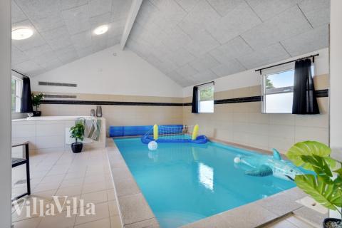 Sommerhus 277 er indrettet med en lækker poolafdeling med vandrutsjebane, dejlig stor indbygget spabad og sauna