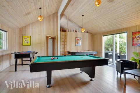 Aktivitetsrum i luksushus nr. 277 med 6 soveværelser og plads til 16 personer.