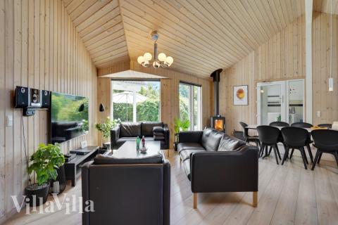 I kan sagtens side 16 personer sammen i sommerhusets opholdsrum, når I besøger luksushus 277 i Nordsjælland.