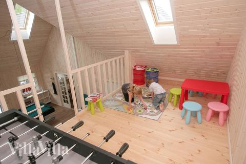 På hemsen er indrettet børne-hjørne med biltæppe, fodboldspil og børnemøbler