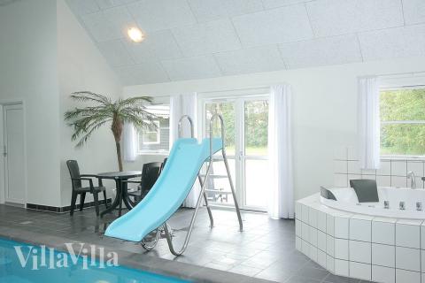 I poolafdelingen er der pool med modstrømsanlæg, undervandslys, rutsjebane, 4-6 personers spabad og sauna