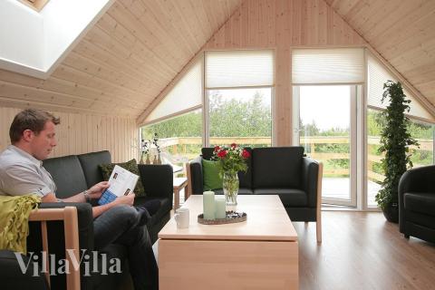 Fra den hyggelige stue på 1. sal er der udgang til den store balkon og udsigt til Ho bugt