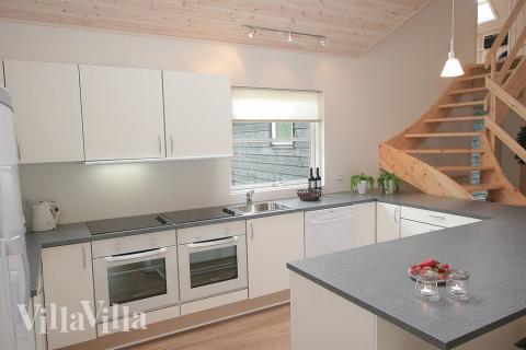 Køkkenet er velindrettet med alt, hvad der behøves til feriens madlavning