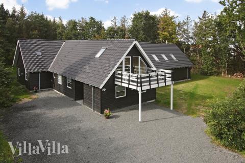 Dette fantastiske luksushus med udsigt til vandet er opført på en dejlig lukket naturgrund i Ho ved Blåvand