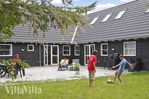 Haven er dejlig lukket med træer og buske, og der er både sandkasse og gynger til de mindste gæster