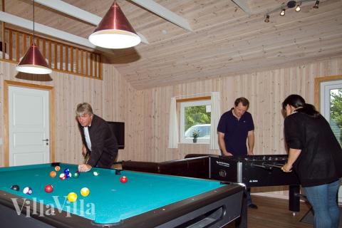 De aktive kan dystes mod hinanden i både billard, bordtennis, fodboldspil og dart