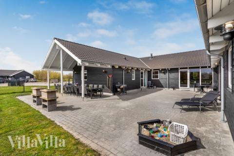 Luksushus nr. 202 har en dejlig terrasse med gode havemøbler til 24 personer.