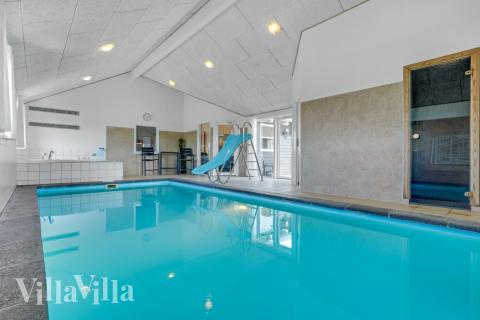 Sommerhus 202 er indrettet med en lækker poolafdeling med vandrutsjebane, dejlig stor indbygget spabad og sauna