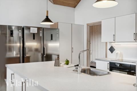 Køkkenet i luksushus nr. 202 er godt indrettet.