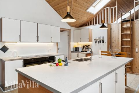 Køkkenet i luksushus nr. 202 er udstyrret, så I let kan lave mad til 24 personer.