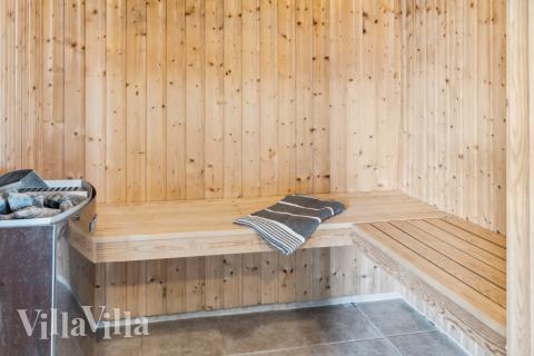 Nyd varmen i saunaen i luksushus nr. 202 til 24 personer