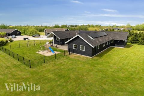 Dette skønne poolhus nr. 202 med plads til 24 personer ligger i Lolland/Falster/Møn