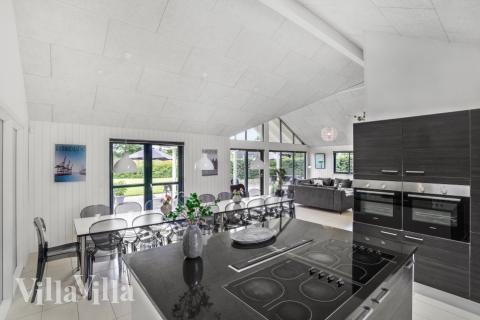 Køkkenet i luksushus nr. 276 er udstyrret, så I let kan lave mad til 18 personer.