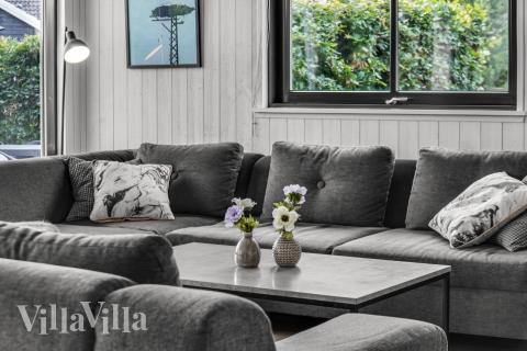 Der er mulighed for hygge i sommerhusets sofaarrangement, når I besøger luksushus nr. 276