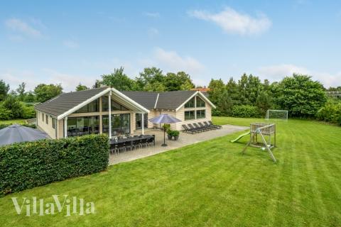 Flot sommerhus nr. 276 med god plads til op til 18 personer