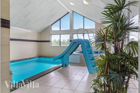 Sommerhus 276 er indrettet med en lækker poolafdeling med vandrutsjebane, dejlig stor indbygget spabad og sauna