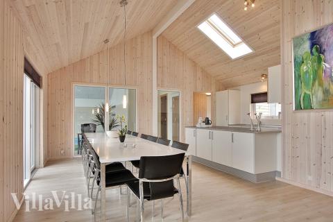 Spisepladserne er indrettet i forbindelse med køkkenet, så der er god plads til at 16 personer kan spise og hygge sig sammen