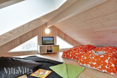 Den ene hems er indrettet til børn og unge med fladskærms-tv med DVD og sækkestole