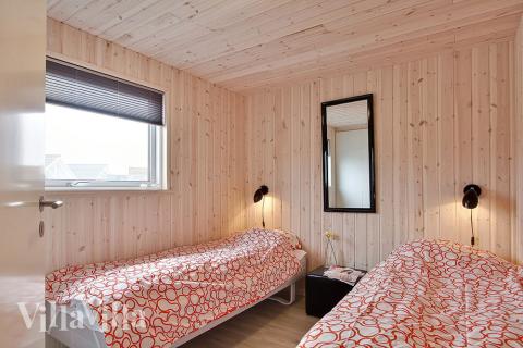 Soveværelserne er alle lyse og indbydende og indrettet med enkelt- eller dobbeltsenge og indbygningsskabe