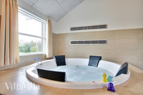 I det elegante spabad kan der slappes af efter en begivenhedsrig feriedag