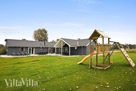 Huset tilbyder en stor terrasse hvor der kan grilles og slappes af, hvis vejret tillader det. Til de yngste gæster er der lavet gynge og sandkasse i haven