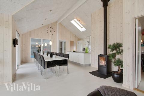 Opholdsrummet er indrettet med sofagruppe og spisepladser og åben forbindelse med køkkenet, så kan der hygges og snakkes under madlavningen