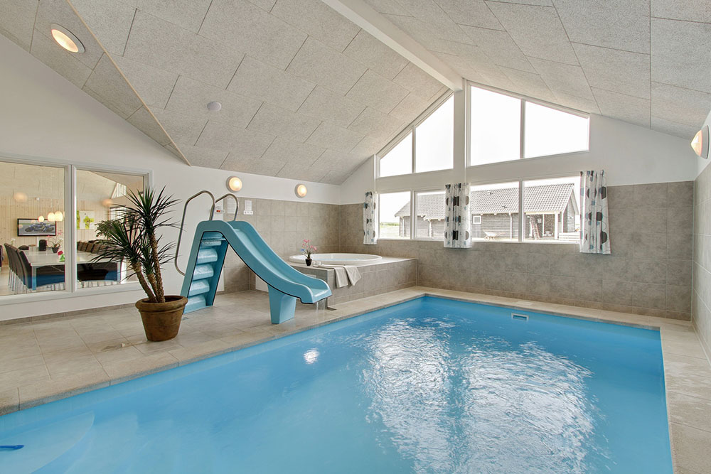 De badeglade gæster kan svømme og bade i husets pool med vandrutsjebane og modstrømsanlæg