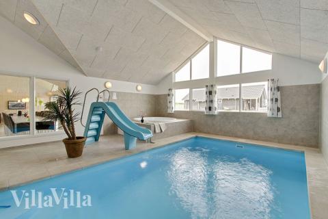 De badeglade gæster kan svømme og bade i husets pool med vandrutsjebane og modstrømsanlæg