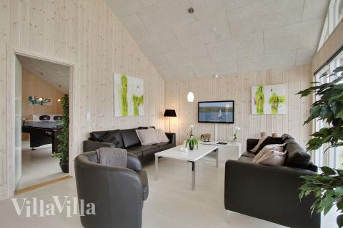 Opholdsrummet er lyst og rummeligt, så der er god plads til familie og venner