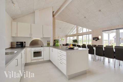 Køkkenet er rummeligt og velindrettet med alt, hvad man behøver til feriens madlavning