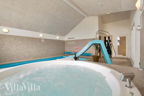 Det store indbyggede spabad indbyder til afslapning og velvære