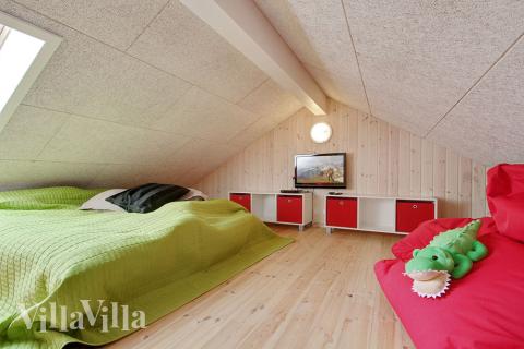 Til børn og unge er der indrettet hyggehjørne på hemsen med sækkestole og fladskærms-tv med dvd