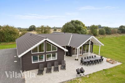 Dette luksushus til 16 personer ved Skåstrup strand på Nordfyn har pool, spabad og mange forskellige aktiviteter som bordtennis og dart