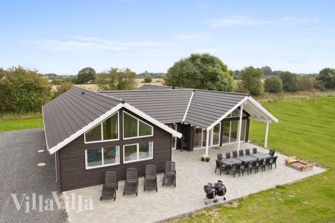 Dette luksushus til 16 personer ved Skåstrup strand på Nordfyn har pool, spabad og mange forskellige aktiviteter som bordtennis og dart