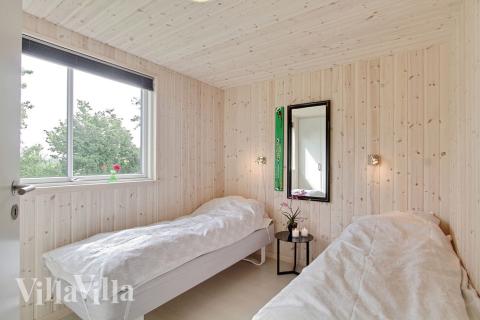 Soveværelserne er indrettede med enkelt- eller dobbeltsenge og indbygningsskabe