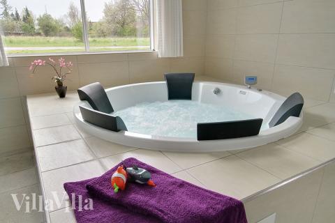 Efter en begivenhedsrig dag, er det skønt at kunne slappe af i det store spabad