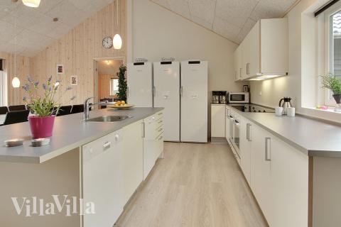 Køkkenet er rummeligt og praktisk indrettet med alle de faciliteter, som er nødvendige til feriens madlavning