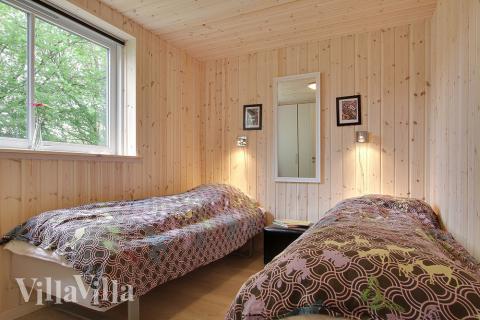 Husets soveværelser er smagfuldt indrettede med boksmadrasser og indbygningsskabe