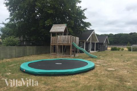 I det attraktive aktivitesrum i luksushus nr. 284 i Fyn og øer  er der masser af udendørs aktiviteter, f.eks. legetårn og gynge