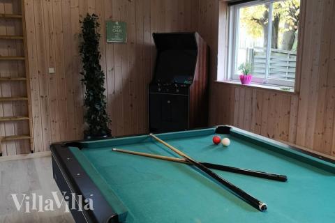 Ud over de mange timer, man kan bruge i husets pool-afdeling, så byder luksushus 284 også på billard/bordtennis og dart