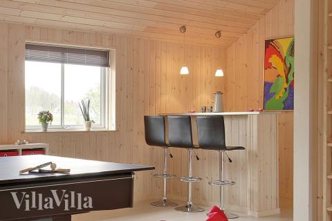 I husets aktivitetsrum er indrettet en hyggelig bar med køleskab, hvor der kan mikses drinks eller serveres en kold sodavand til de dystende