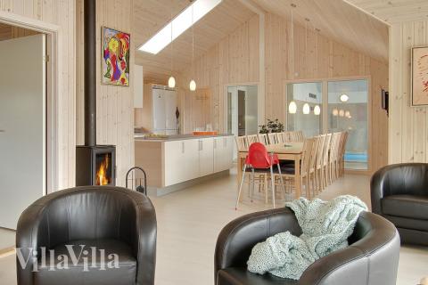 Husets samlingspunkt er det centralt placerede opholdsrum med køkken, spiseplads og sofagruppe